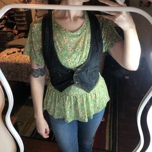 4/$25 Green floral ruffled peplum top